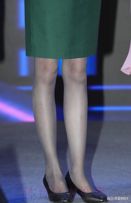 靓丽空姐亮相中甲赛场 助威球队倡导文明赛场 靓丽空姐亮相中甲赛场 助威球队倡导文明赛场